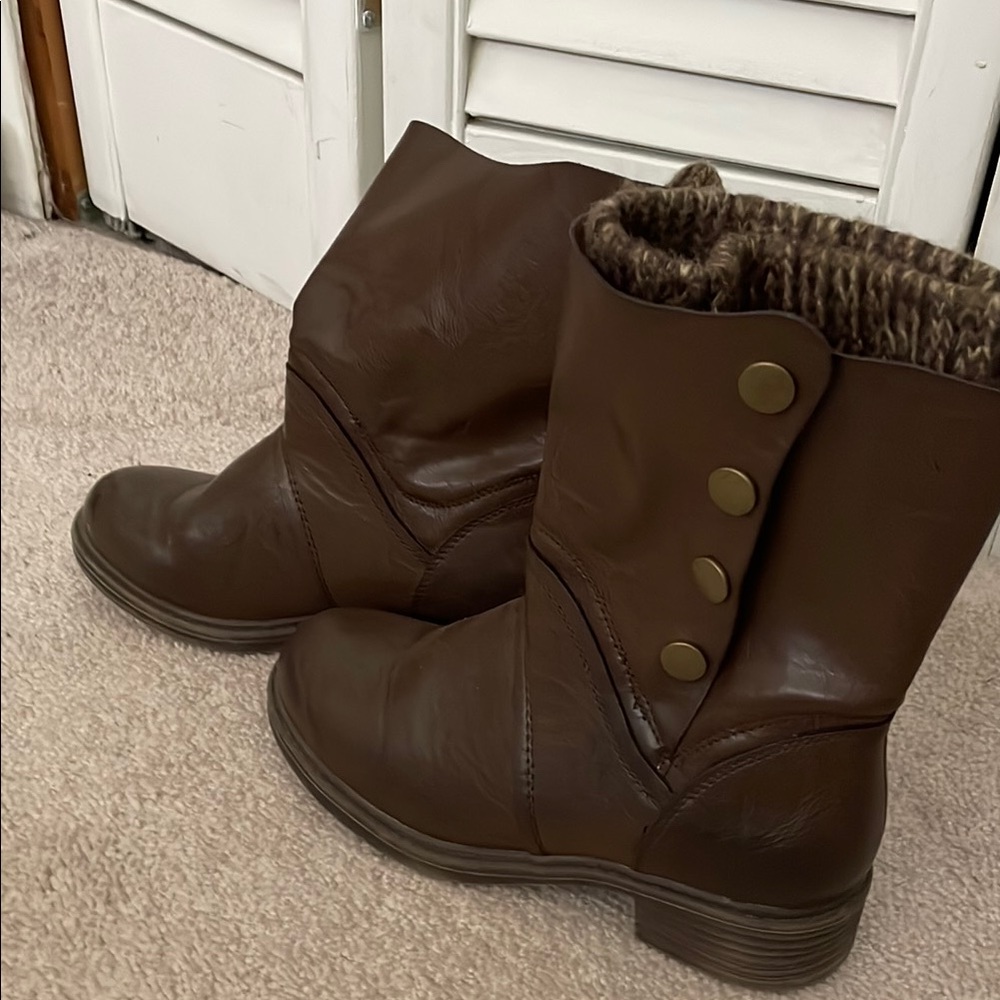 bass ankle bottie . Button side with sweater liner